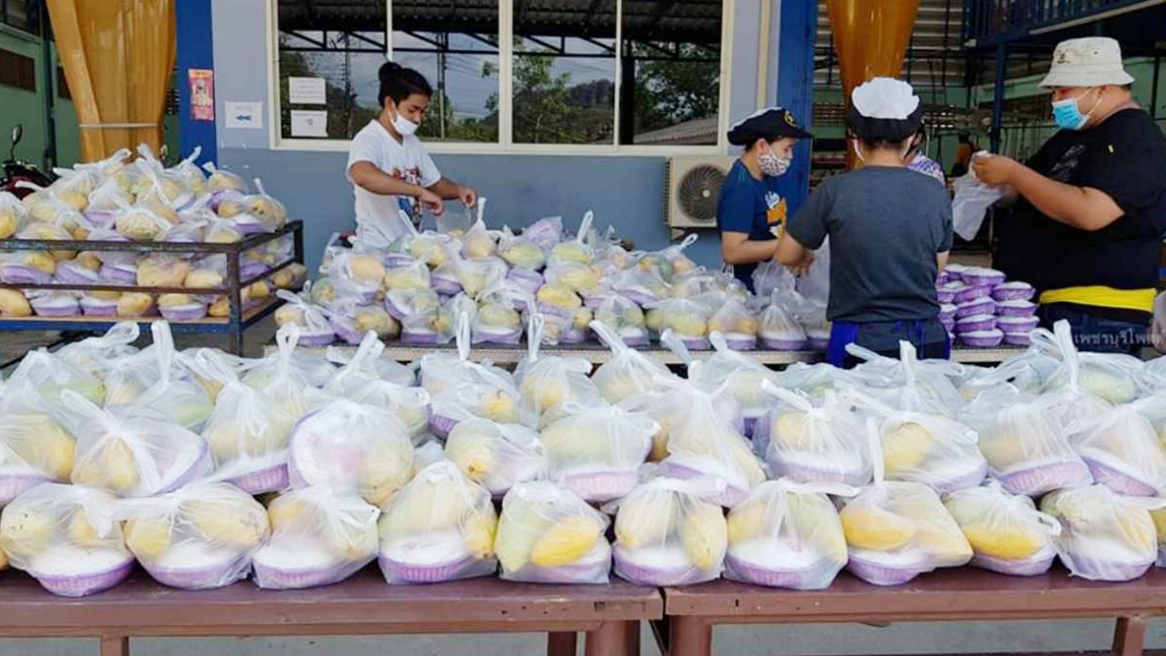 ขนมจีนสู้โควิด เมืองเพชรแจก 1 พันชุด แถมมะม่วง 2 ลูก ใส่ถุงไปกินบ้าน