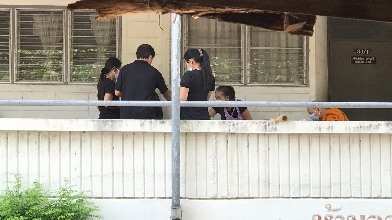 รอผลนิติเวช พ.ต.อ.ผูกคอตายผิดธรรมชาติ ญาติพาพระสงฆ์สวดเชิญวิญญาณ