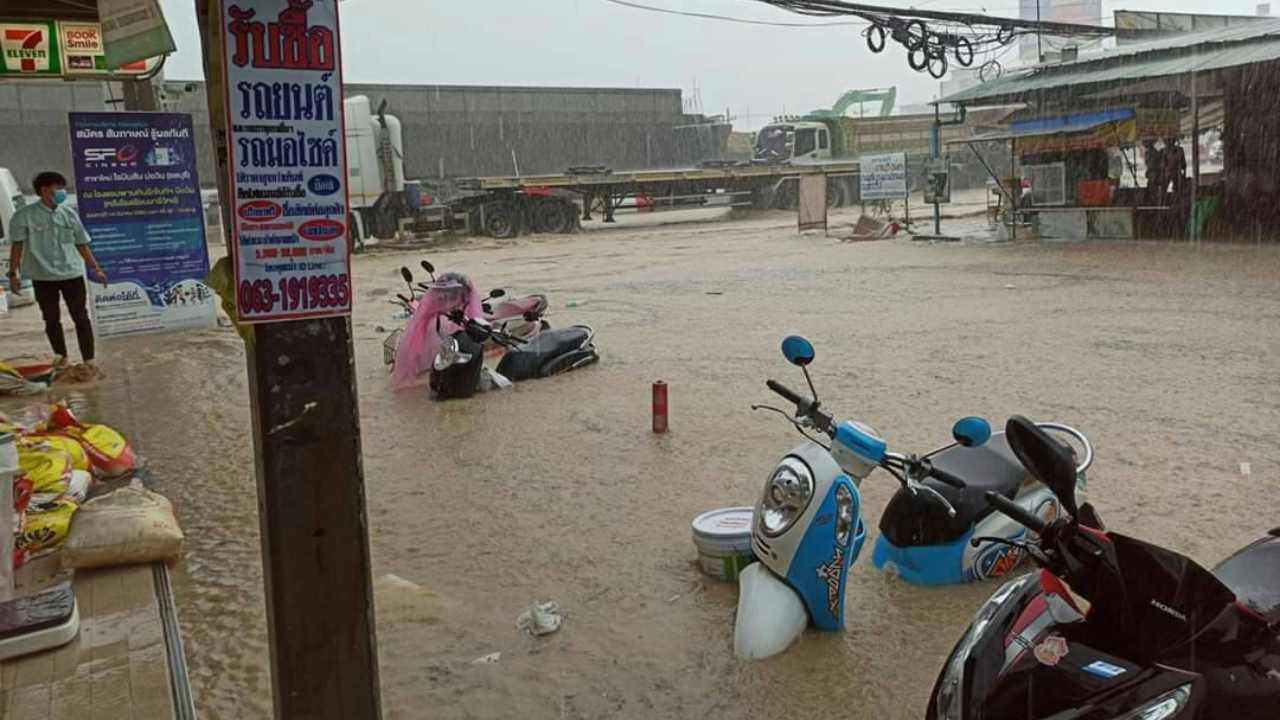ฝนถล่มบ่อวิน ถนนสูงกว่าบ้าน นำ้ทะลักท่วมเกือบมิด จยย. 