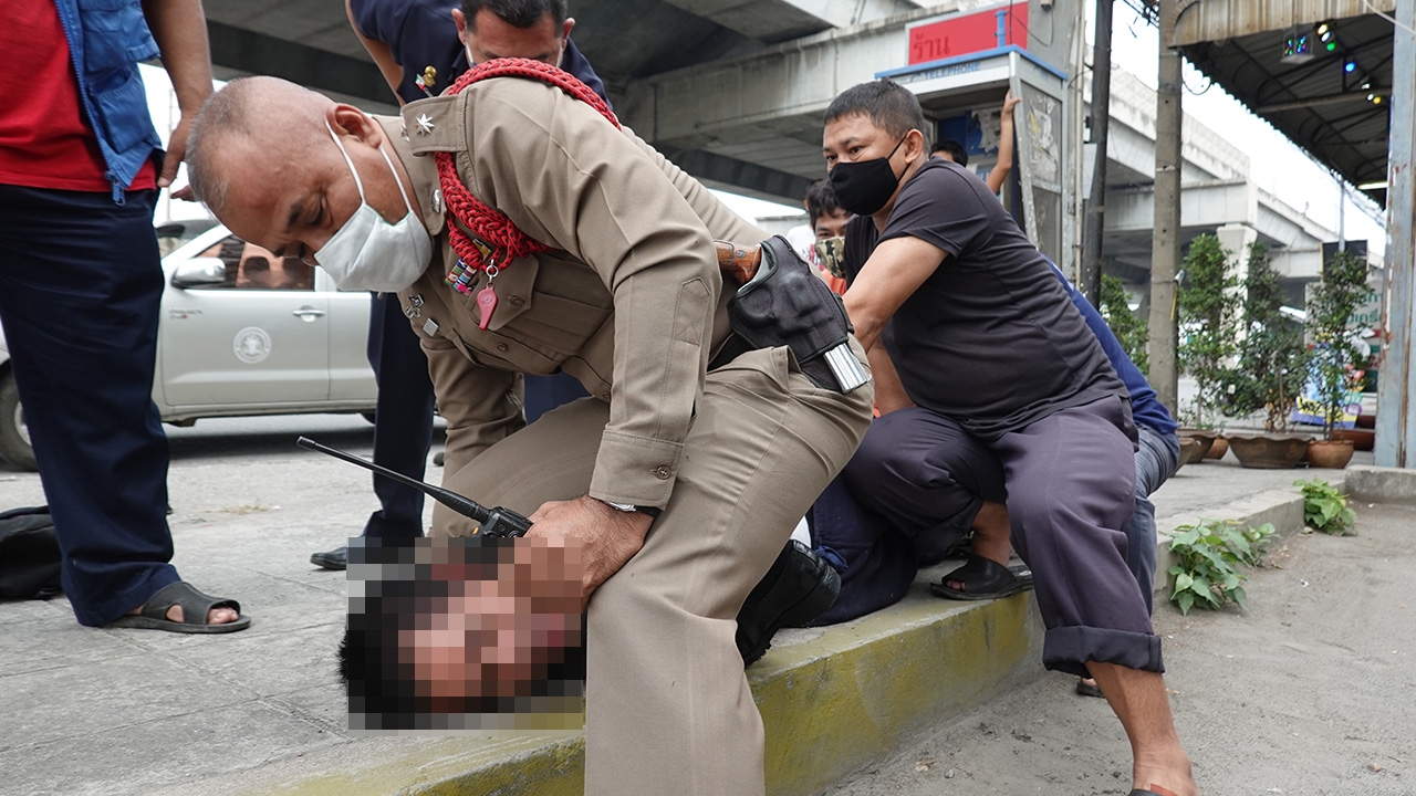 นาทีระทึก ตำรวจล็อกตัวชายต้องสงสัย พกปืน คาดเตรียมปล้นธนาคาร (คลิป)