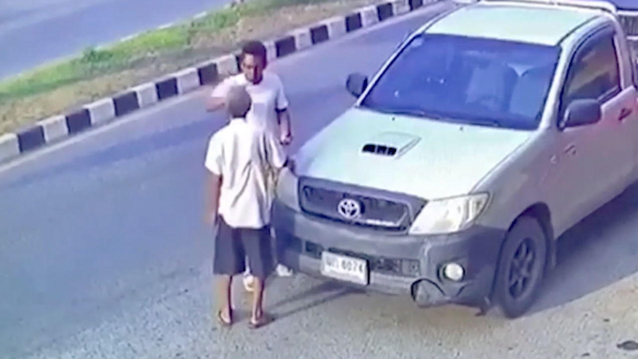 หนุ่มขับกระบะผลักลุงล้ม ย่องมอบตัว เผยเพิ่งออกจากคุก จ่อโดนข้อหาหนักเพิ่ม