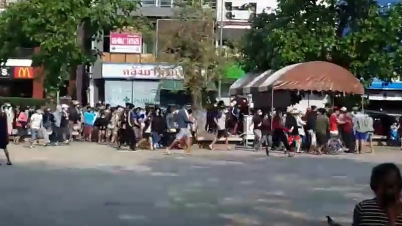 สะเทือนใจ คนเบียดเสียดแห่รับข้าวกล่อง-ของแจกที่ท่าแพ เกรงเสี่ยงโควิด-19