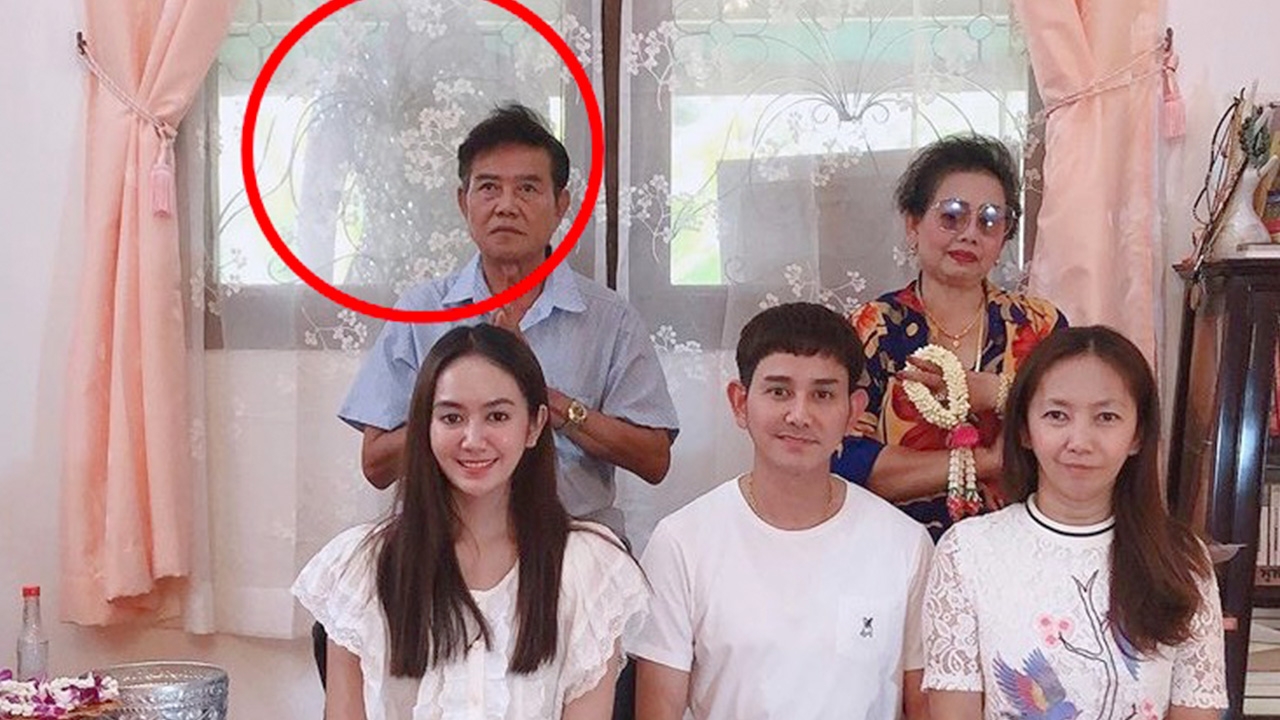 เอ ไชยา โพสต์ภาพครอบครัว แต่ทำคนขนลุก หลังเห็นเงาปริศนาร่วมเฟรม
