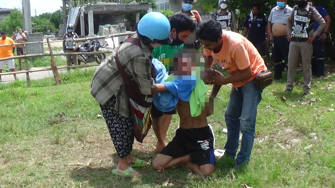 สะเทือนใจ แม่ป้อนข้าวป้อนน้ำเช็ดตัวลูกชายวัย 33 คลุ้มคลั่งอาละวาดไปทั่ว