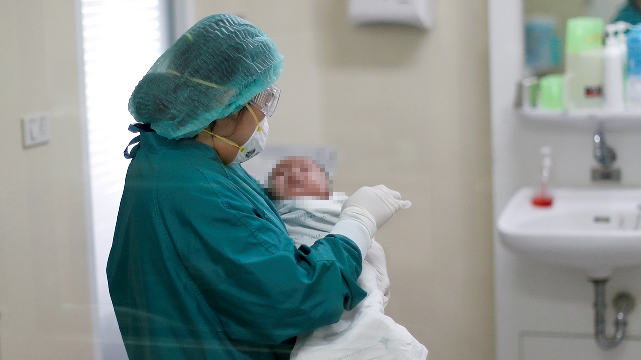 สุดดีใจ สื่อนอกตีข่าว ทารกไทย วัย 1 เดือน อาการดีขึ้นแล้วหลังป่วยโควิด