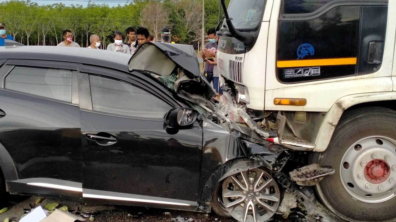 สาวใหญ่พร้อมลูกกลับจากงานศพแม่ หลับในข้ามเลนประสานงา 10 ล้อดับ