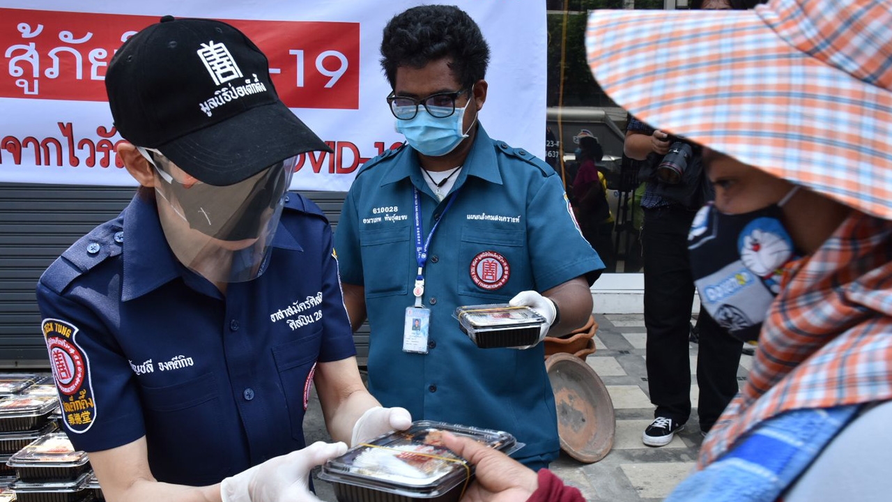 พี่ปุ๊ อัญชลีและมูลนิธิป่อเต็กตึ๊ง ตั้งจุดแจกข้าวช่วยคนเดือดร้อนจากโควิด