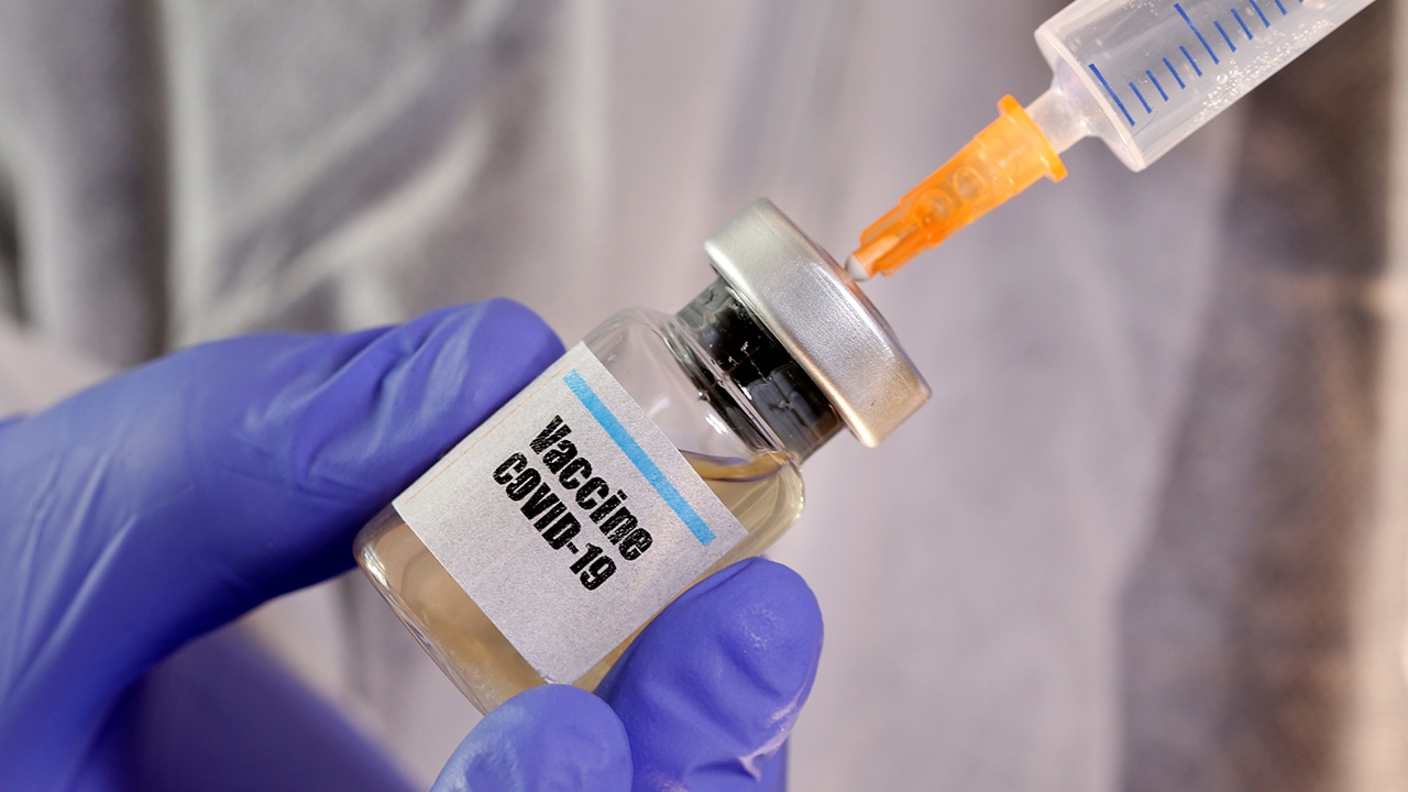 นาทีสุดตื่นเต้น อาสาสมัครใจกล้าชุดแรกอังกฤษ ได้รับการฉีดวัคซีนต้านโควิด (คลิป)