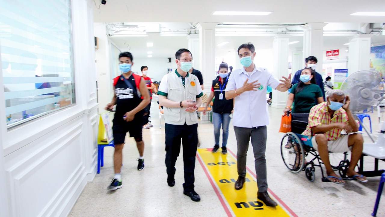 "อัครเดช" ชื่นชม รพ.บ้านโป่ง ช่วยคนพ้นโควิด พร้อมมอบเงิน-อุปกรณ์แพทย์