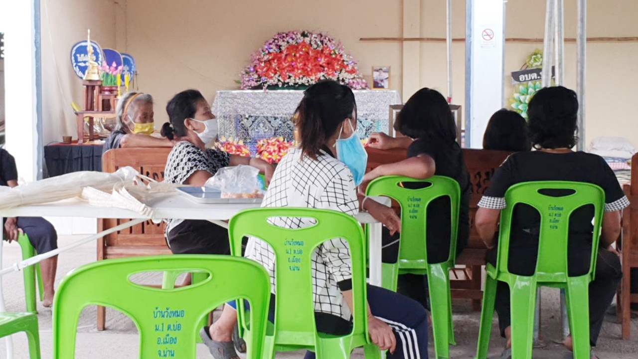 เมียต้องกักตัว 14 วันอดร่วมงานศพผัว หลังลาโลก เพราะเครียดตกงาน ไร้เงิน