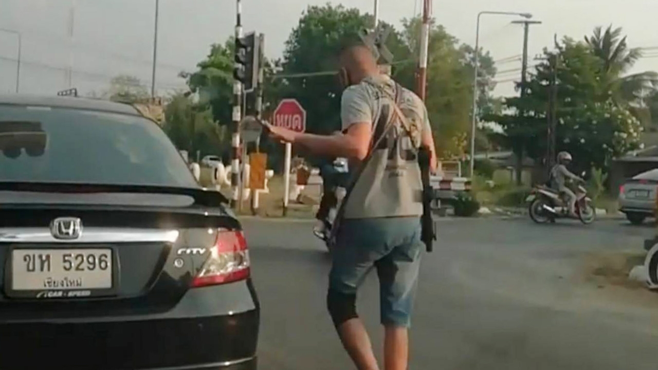 ผู้การเชียงใหม่เรียกสอบชายหัวเกรียนในคลิปฉาว สะพานปืนขู่ เป็นตำรวจจริง