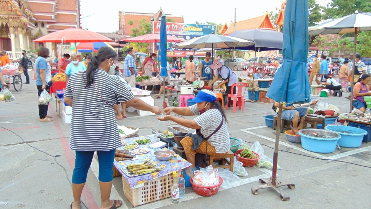 ชื่นชมตลาดสดเทศบาล ปรับตัวสู้โควิด แม่ค้าตั้งแผง "เว้นระยะทางสังคม"