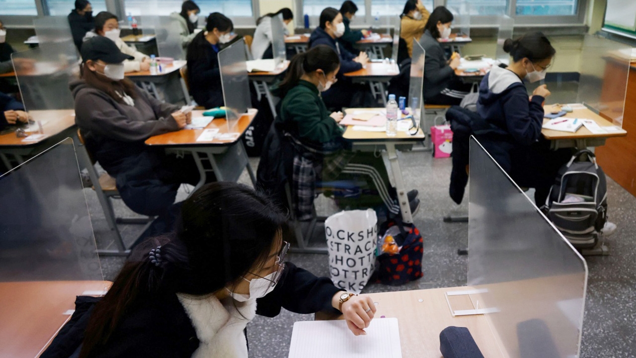  ‘เอนทรานซ์’เปลี่ยนชีวิต นร.เกาหลีใต้ครึ่งล้านเข้าห้องสอบ ขณะโควิดระบาด