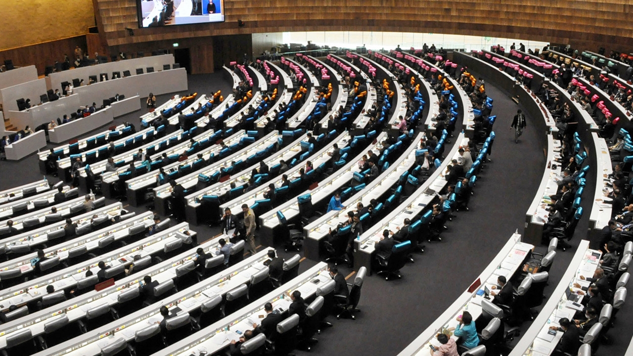 สภาประชุมต่อ หลังส.ส.ลงชื่อครบ ลือ เหตุไม่พอใจ นายกฯ รอดคดีบ้านพักหลวง 
