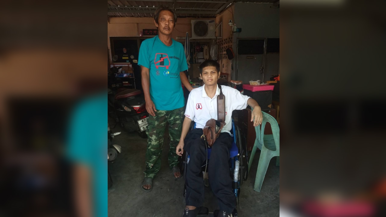 ทำหน้าที่ให้ถึงที่สุด พ่อป่วยอัมพฤกษ์ ดูแลลูกพิการ ยามทุกข์ผลัดกันป้อนข้าว