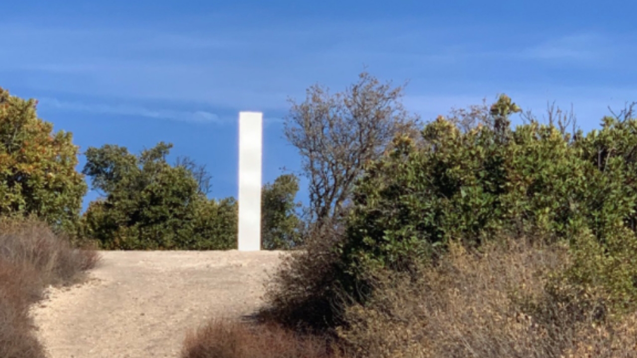 ฮือฮาอีก เสาโลหะปริศนาโผล่บนยอดเขาในแคลิฟอร์เนีย ต่อจากยูทาห์ โรมาเนีย