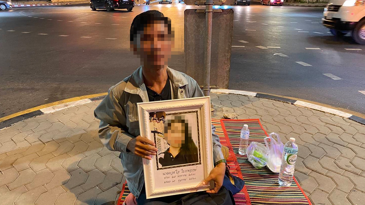 หนุ่มนอนประท้วง กลางแยกรัชโยธิน รถเมล์ทับเมียดับ 2 เดือน คดีไม่คืบ