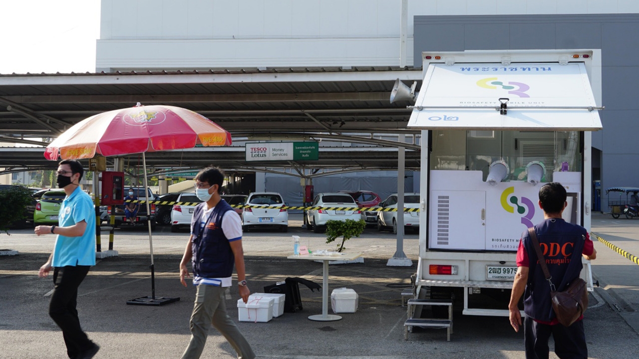 สสจ.เชียงใหม่ นำรถเคลื่อนที่ออกตรวจโควิดให้ประชาชนกลุ่มเสี่ยงต่ำ 2 จุด