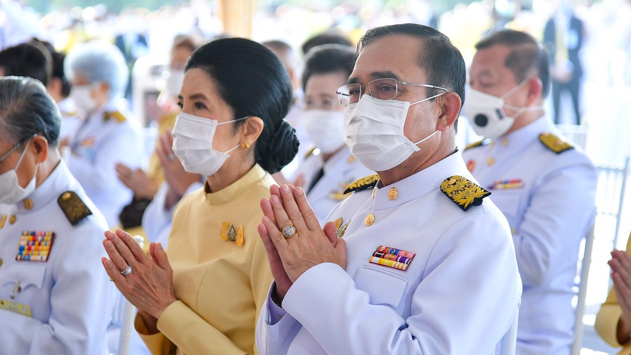 นายกฯ เป็นประธาน ทำบุญตักบาตร เนื่องในวันคล้าย วันพระบรมราชสมภพ "ร.9"