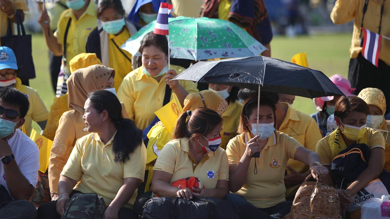 ประชาชนทยอย เฝ้าฯรับเสด็จ "ในหลวง-พระราชินี" ร่วมจุดเทียนมหามงคล ที่สนามหลวง