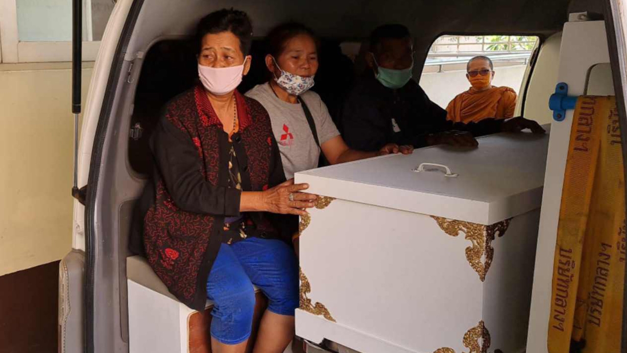 เศร้า รับศพแม่ค้าขนมจีน ผัวอันธพาลบุกยิงกลางตลาด เผยเพิ่งออกคุกตามง้อ