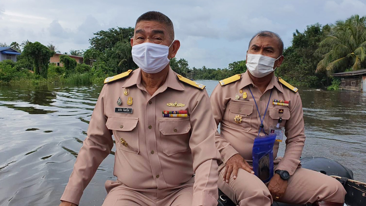 ทัพเรือภาค 2 นำเรือยางลุยแจกของช่วยน้ำท่วม ริมทะเลสาบสงขลา