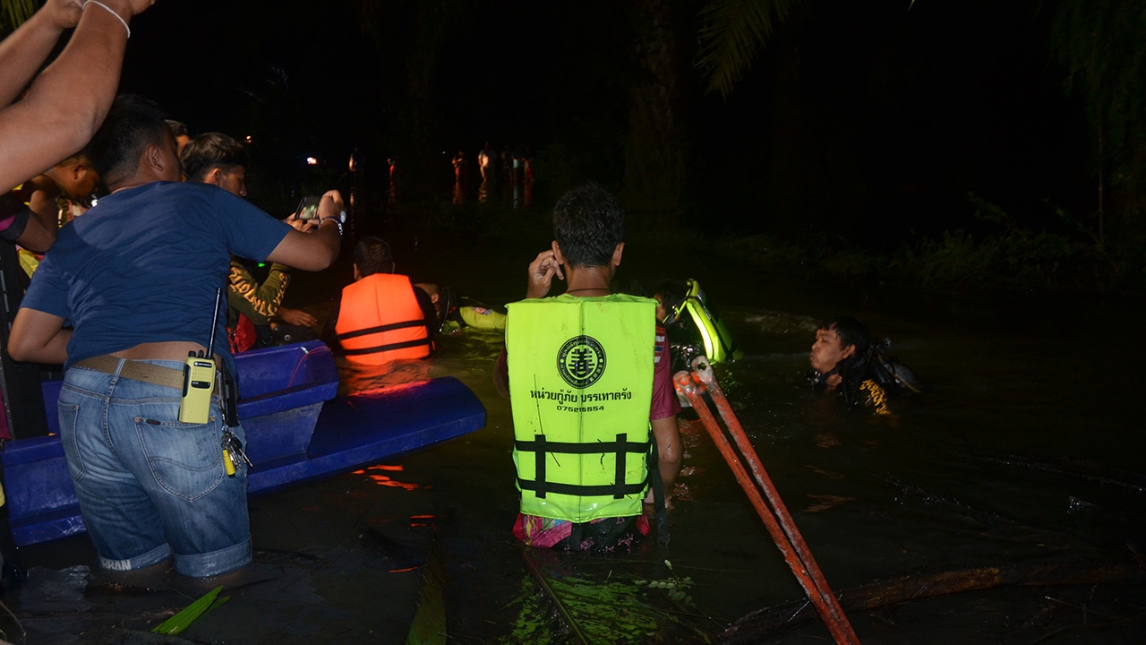 หนุ่มตรังสังเวยน้ำท่วมศพแรก เรือล่มจมหายต่อหน้าเมีย ขณะขนของหนีน้ำ