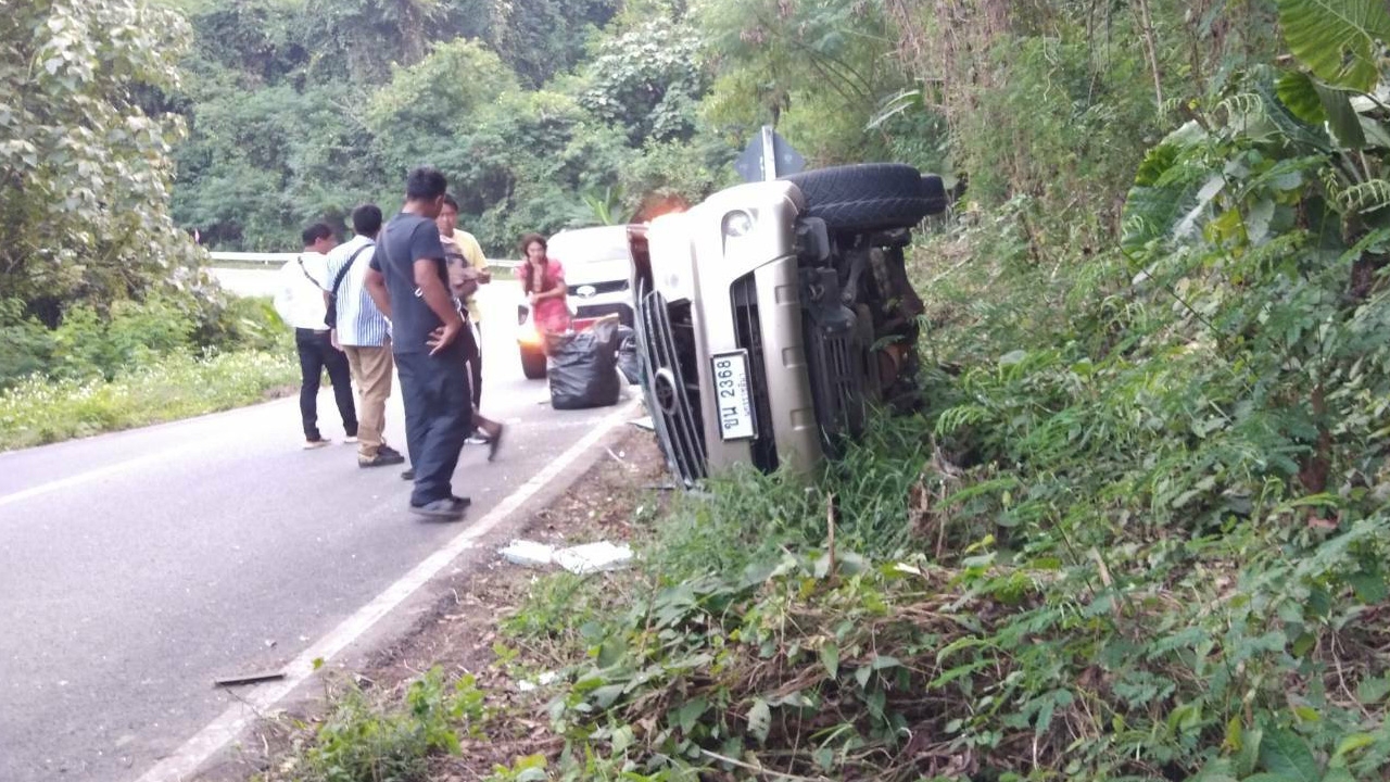 ฟอร์จูนเนอร์แหกโค้งพุ่งลงร่องน้ำ โค้งห้วยเย็นท่ีน่าน โชคดีเจ็บเล็กน้อย 3