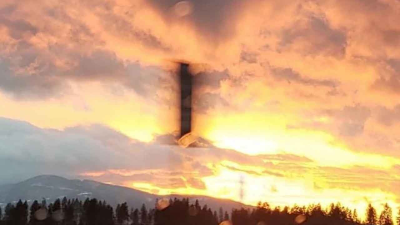 ชายอเมริกันงงสุดขีด ถ่ายรูปอาทิตย์ตกดิน ติดเงาแท่งสีดำคล้ายเสาโลหะบนฟ้า