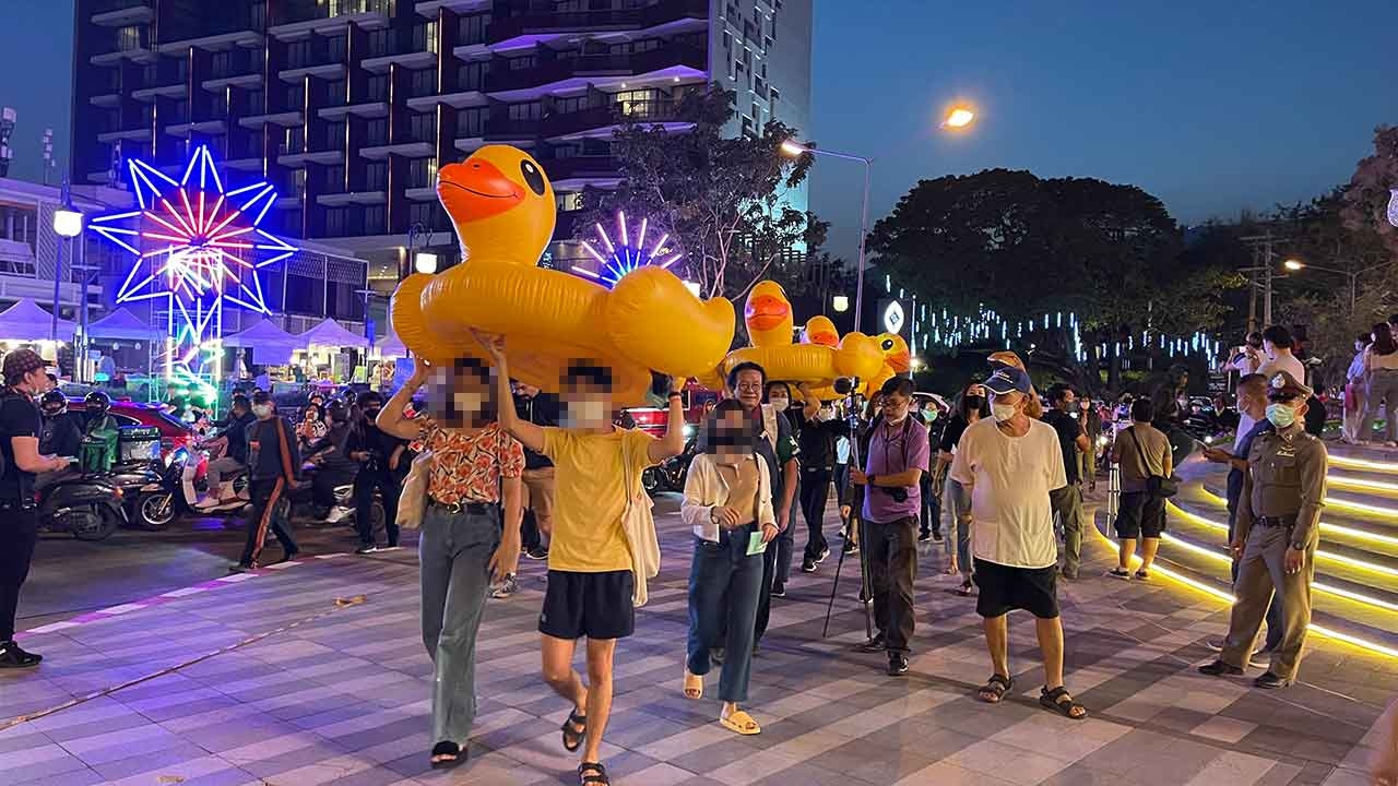 นศ.-ปชช.เชียงใหม่ เดินขบวนรุกไล่เผด็จการ "หมอทศ-จ่านิว" โผล่แจม