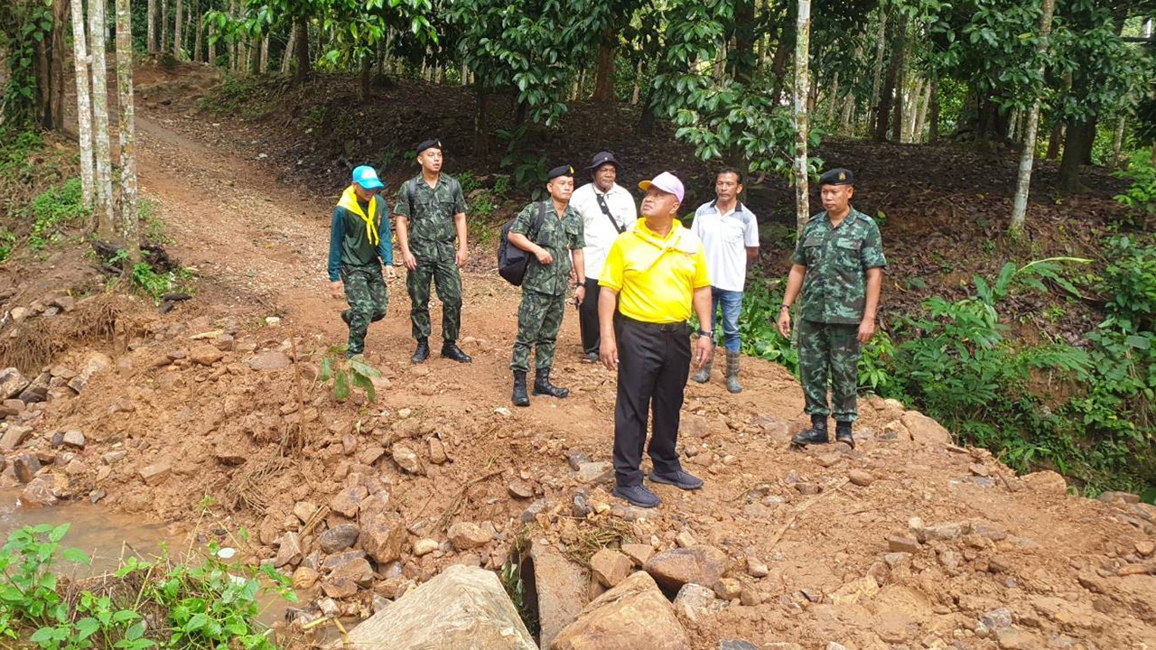 มทภ.4 ส่ง ทหารช่าง เร่งสร้างทาง ซ่อมสะพานเชื่อมหลังถนนถูกตัดขาด