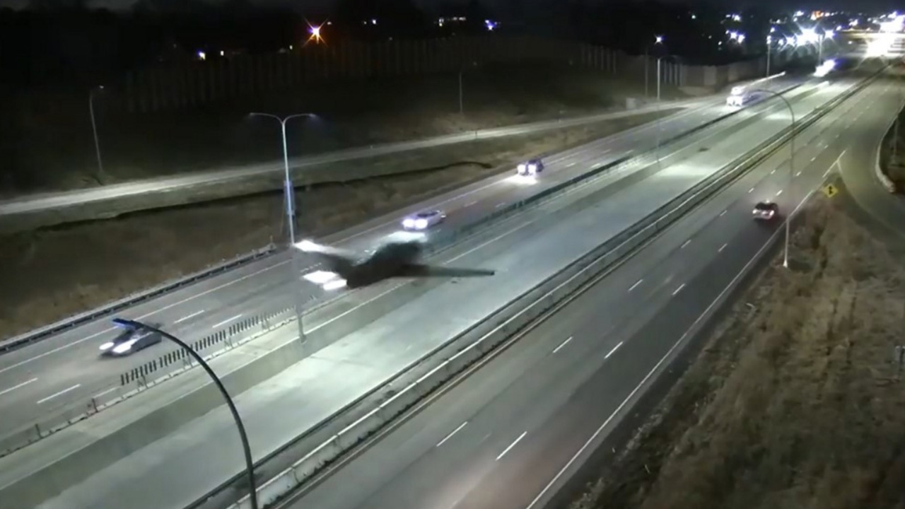 สุดระทึก เครื่องบินเล็กลงจอดฉุกเฉินบนถนนไฮเวย์ในสหรัฐฯ