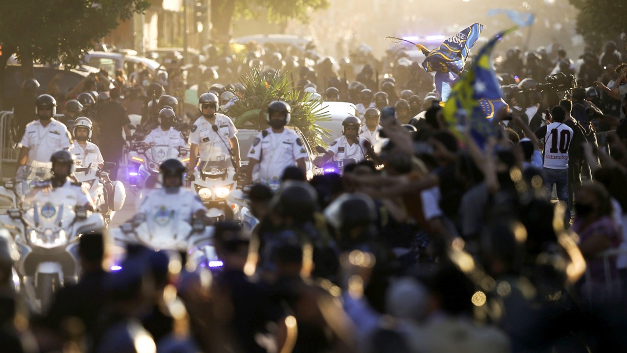 สุดเศร้า ฝังแล้ว ‘มาราโดนา’ แฟนบอลแน่นสองฝั่งถนน ส่ง‘ฮีโร่’ครั้งสุดท้าย