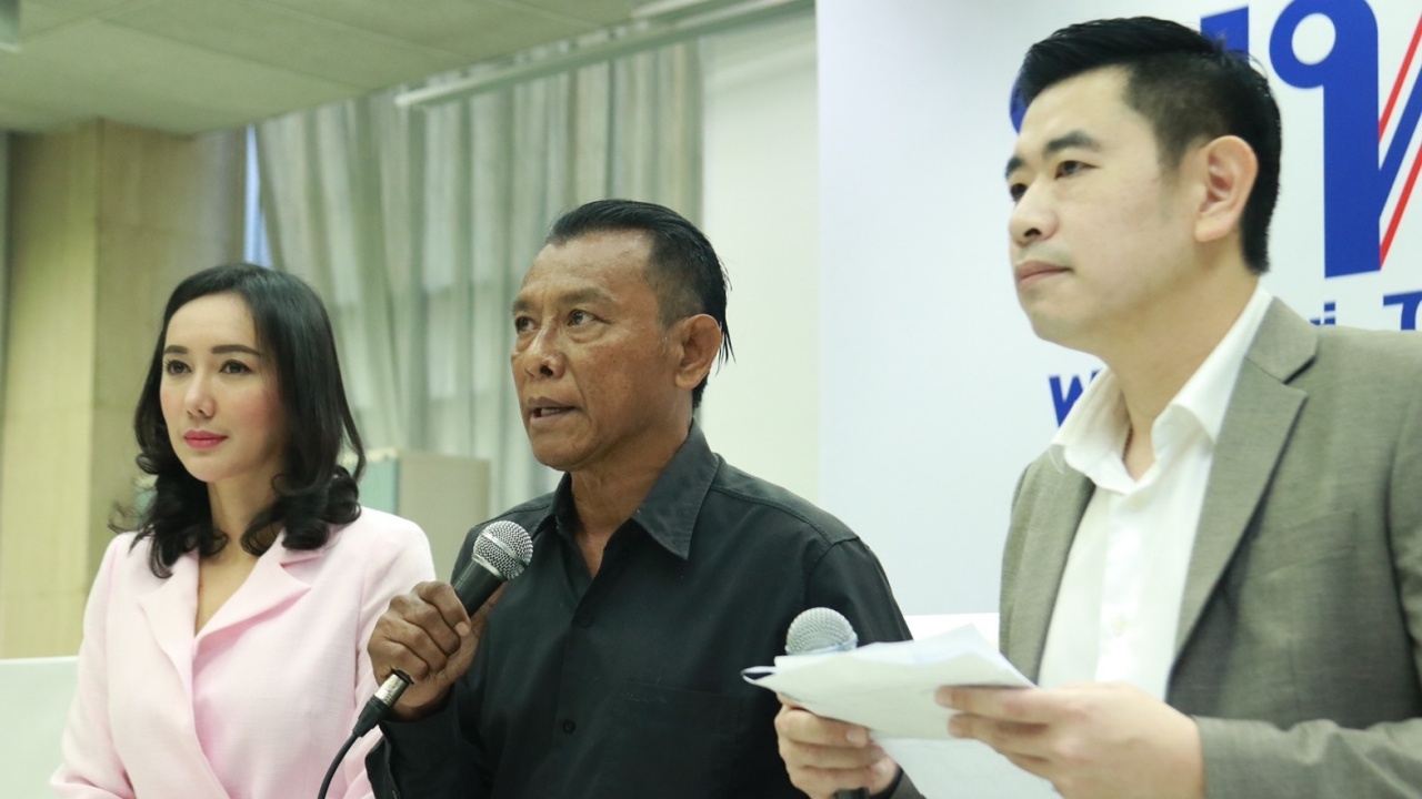 ม็อบ ร้องทุกข์ พรรคเพื่อไทย ฉีดน้ำแรงดันสูง ทำกระดูกซี่โครงหัก 2 ซี่ 