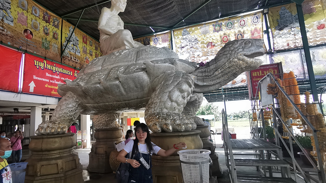 นักเสี่ยงโชคขอพร "หลวงปู่หลิว" นั่งพญาเต่า ยิ้มกว้างได้ "เลขเด็ด" ลุ้นหวย