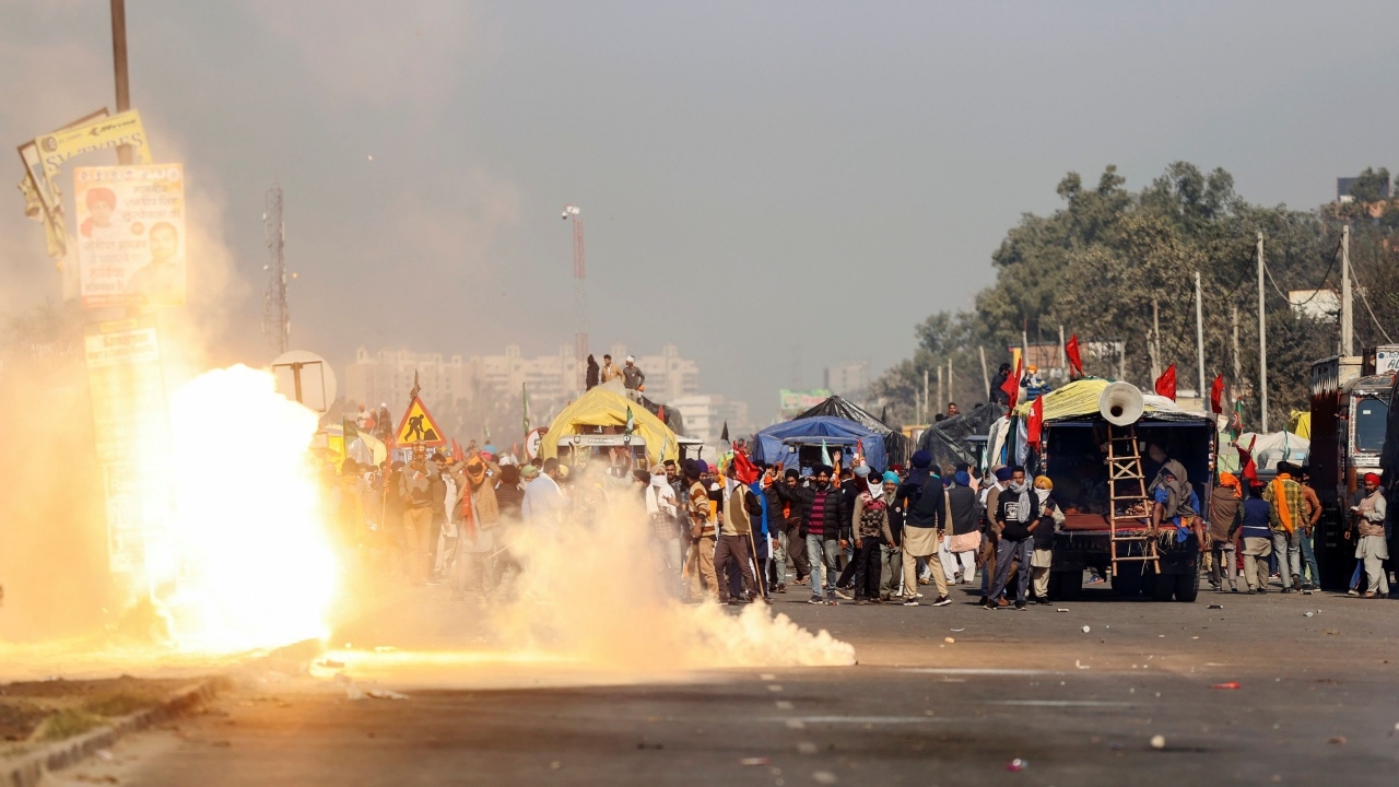 เกษตรกรอินเดียปะทะตำรวจ ประท้วงแผนปฏิรูปการเกษตร