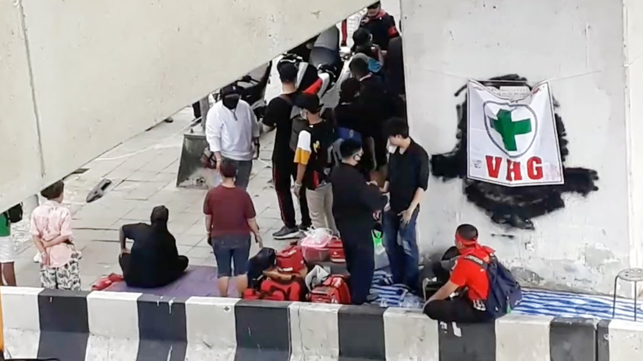 มวลชนทยอยเดินทางมาชุมนุม "ม็อบ 27 พฤศจิกา" บริเวณห้าแยกลาดพร้าวแล้ว