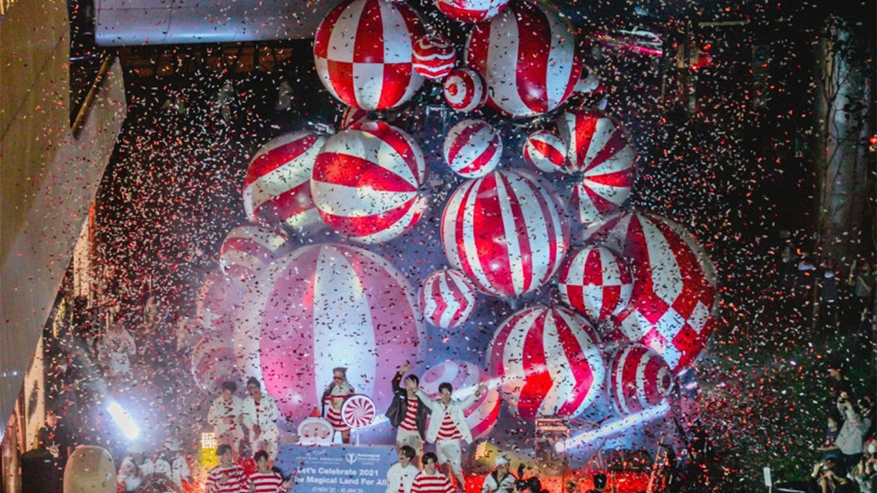 เซ็นทรัล เอ็มบาสซี จัดความสุขส่งท้ายปี ตื่นตาต้นคริสต์มาสบอลหมุนได้สูงกว่า 14 เมตร