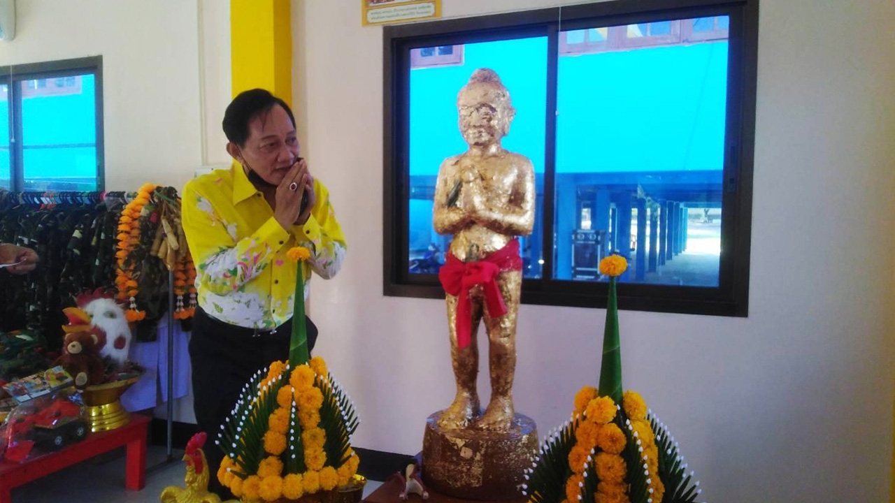 สดใส รุ่งโพธิ์ทอง ลูกทุ่งดัง พร้อมคอหวยขอ "เลขเด็ด" ไอ้ไข่ วัดคลองสอง