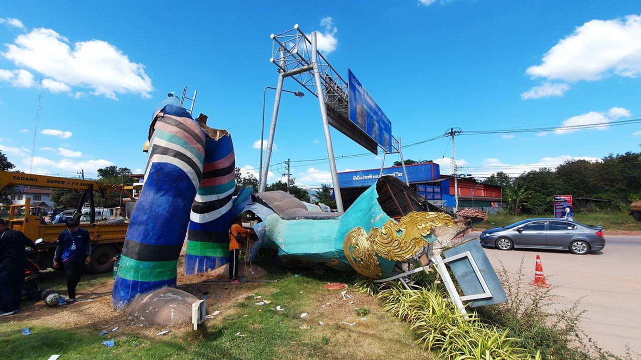 รูปปั้นผีตาโขนด่านซ้าย ลมพัดหักโค่นเป็น 2 ท่อน คนในท้องถิ่นสุดเสียดาย