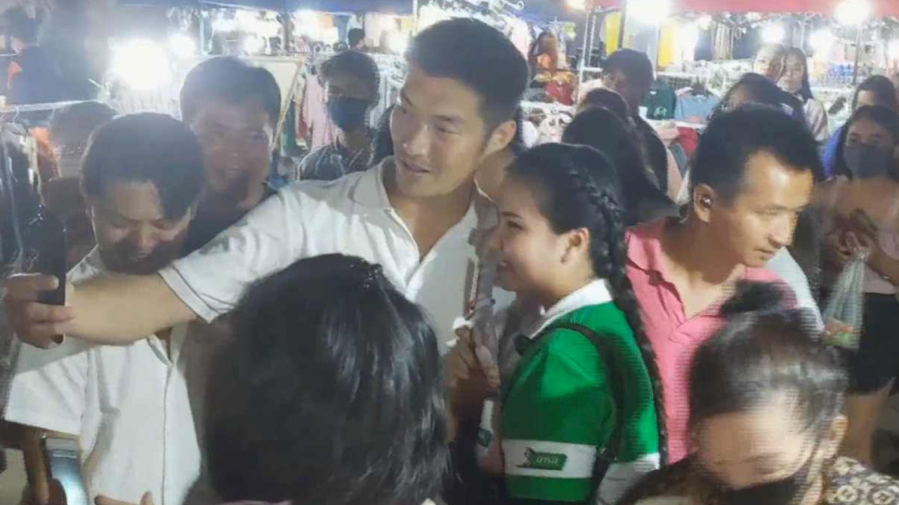 “ธนาธร” ลุยเมืองหลวงเสื้อแดง ไร้คนต่อต้าน กระตุ้นออกไปหย่อนบัตร