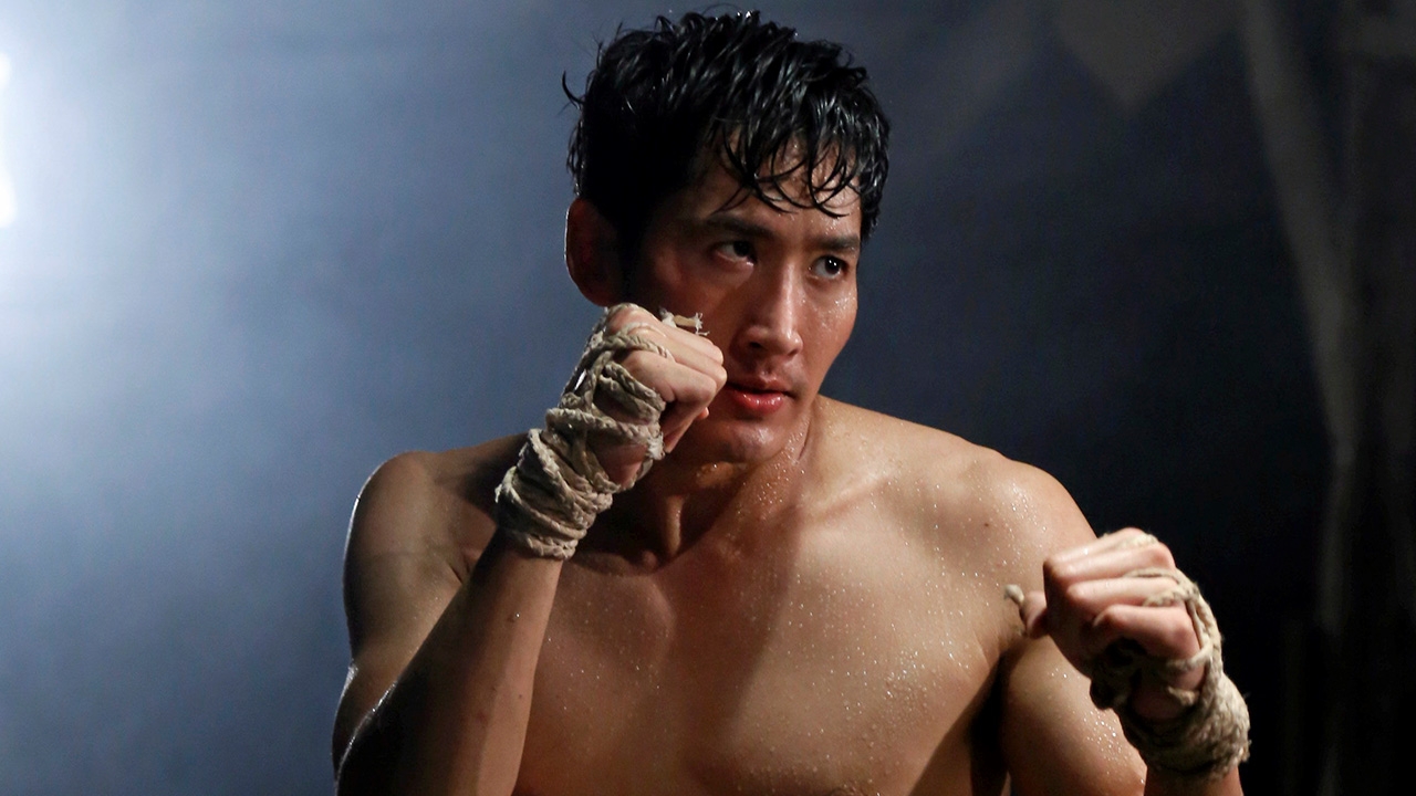 “ไนกี้” โชว์ลีลาเด็ดเตะต่อย โดนวางยาพลิกล็อกน็อกคาเวที ใน “เพลิงภริยา”