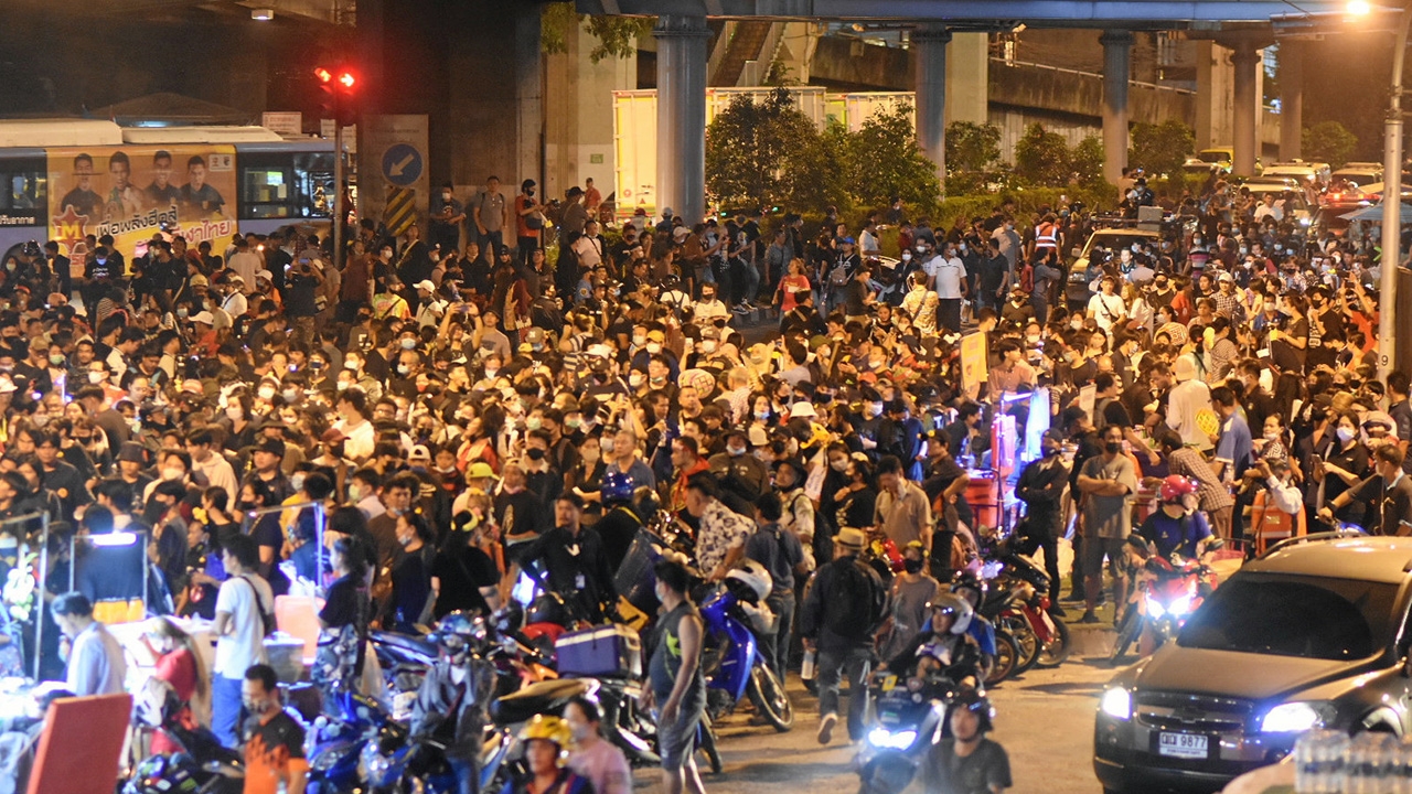 ม็อบชุมนุมต่อแยกบางนา “ธนาธร” โผล่ให้กำลังใจ ย้ำขั้นแรกนายกฯ ต้องลาออก