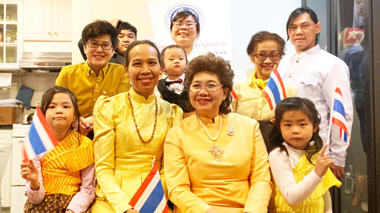 "สุจิตรา ปาลีวงศ์" นำคณะครู ฉลองวันชาติ-วันพ่อแห่งชาติ ผ่านแอปฯ Zoom