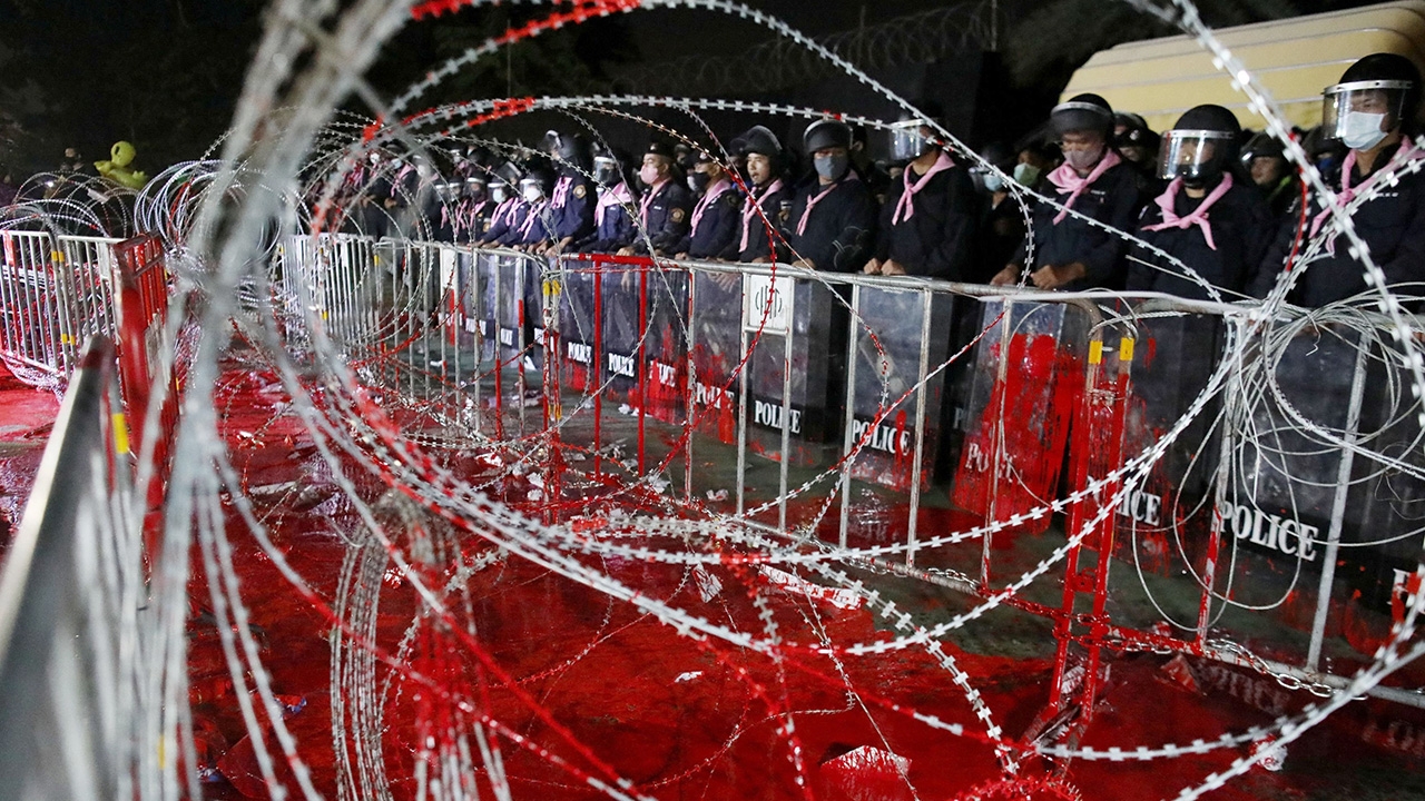 ม็อบราษฎรแสดงออกเชิงสัญลักษณ์ สาดสีแดงลงพื้นหน้ากรมทหารราบที่ 11