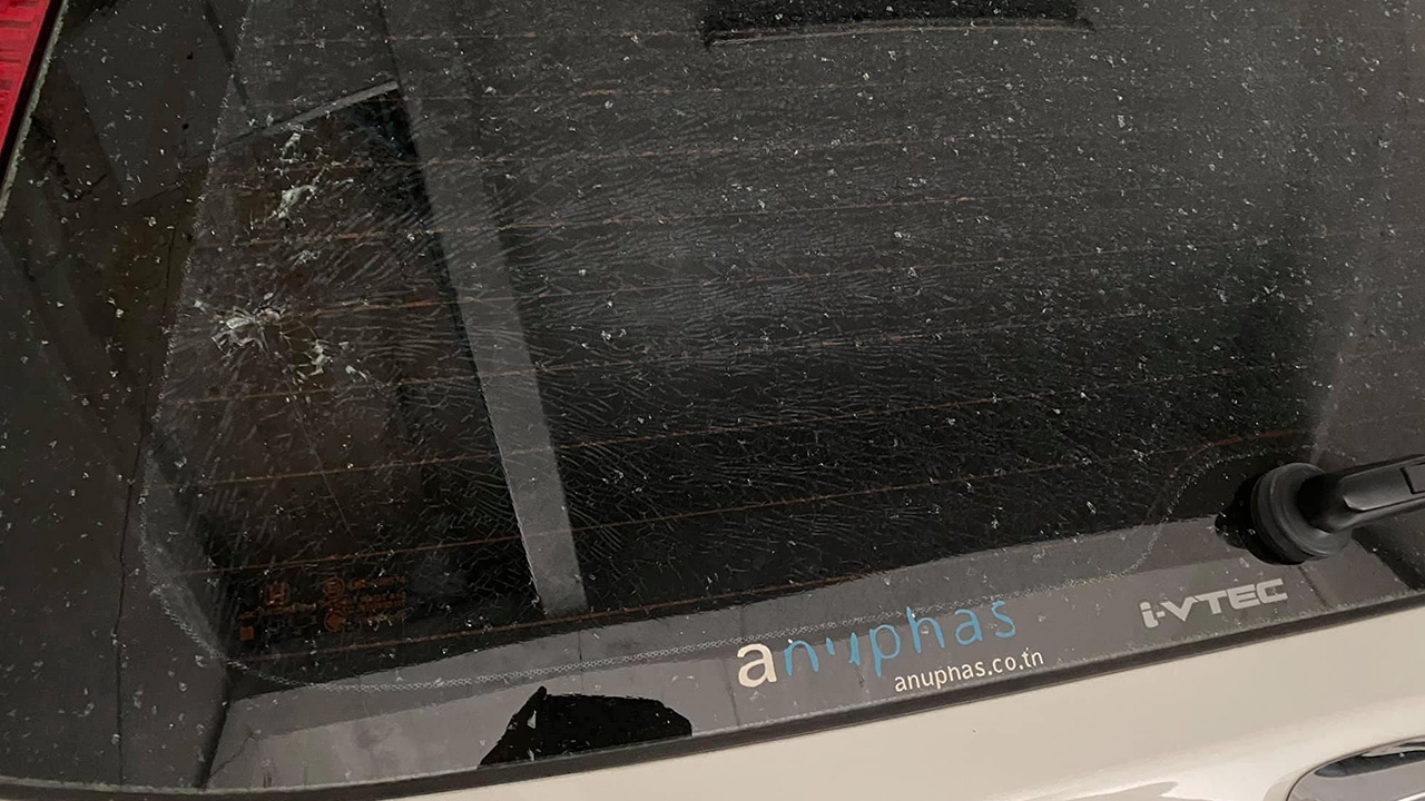 ลืมขวดเครื่องดื่มไว้บนรถ 6 วัน ระเบิดกระแทกกระจก แตกทั้งบาน