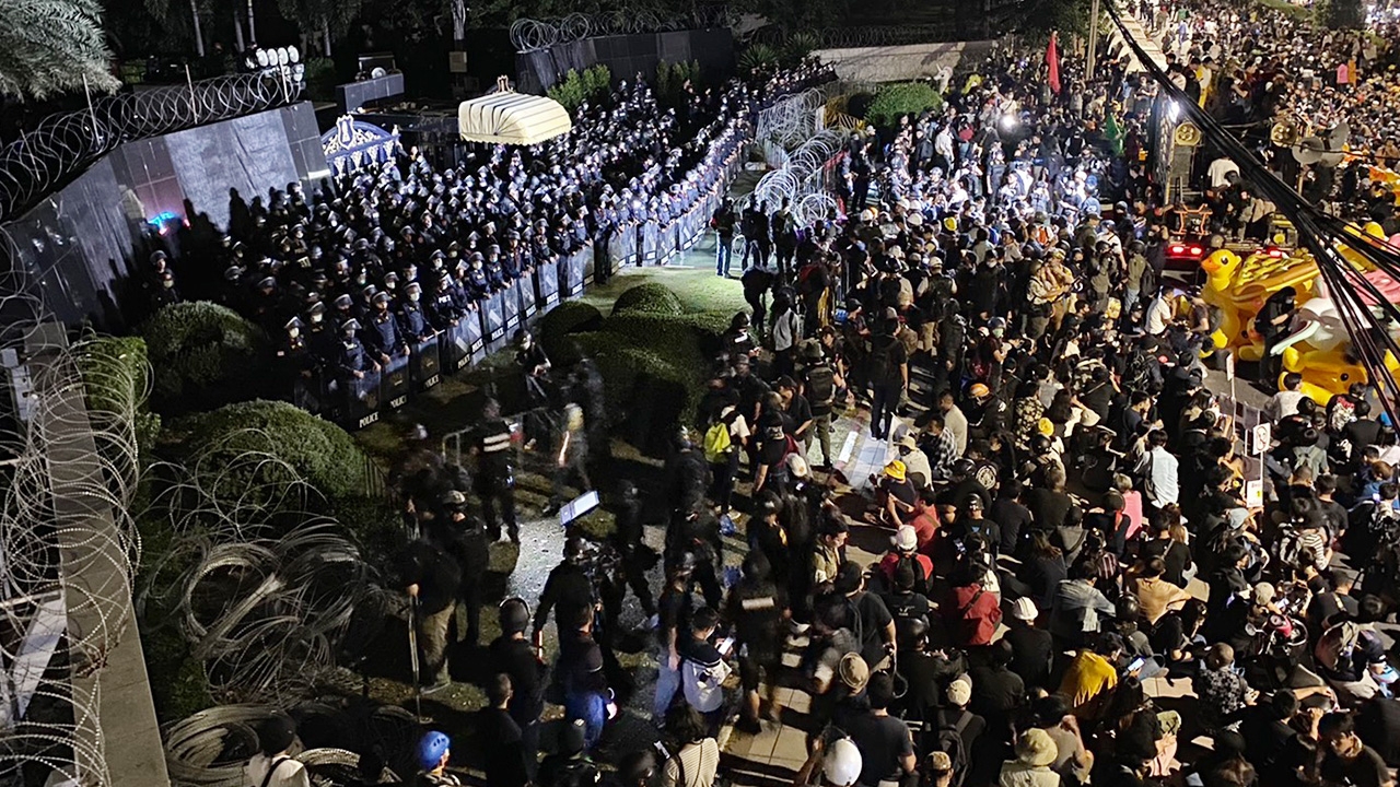 มวลชนเดินเท้าเคลื่อนขบวนมาถึงราบ 11 แล้ว ขณะในค่ายทหารปิดไฟมืดสนิท