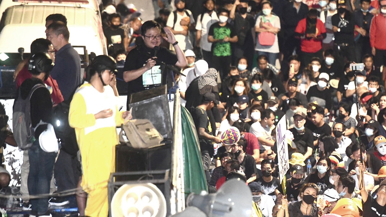 “ทนายอานนท์” ปราศรัยหน้าราบ 11 มุ่งประเด็นปฏิรูปสถาบัน ลั่นมีชุมนุมอีกแน่