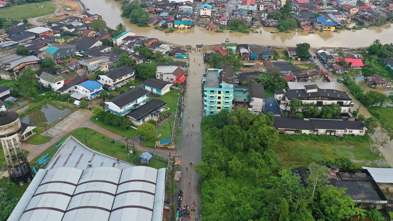 น้ำท่วมนราธิวาส แม่น้ำโก-ลกเริ่มลดแล้วหลังฝนหยุด กระทบชาวบ้านใน 8 ชุมชน