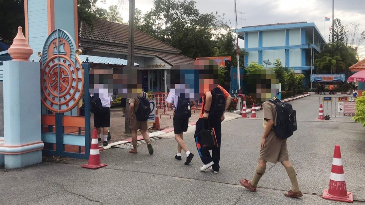 โรงเรียนดังชลบุรีทั้ง 2 แห่ง ไม่พบนักเรียนแต่งกายไปรเวตมาเรียนวันนี้